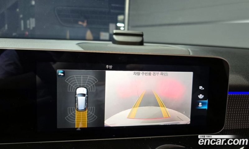 Mercedes Benz GLB-Class GLB220