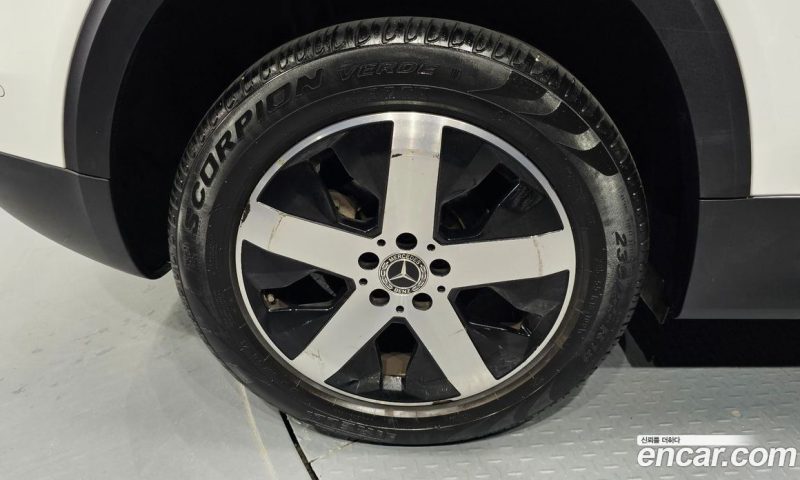 Mercedes Benz GLB-Class GLB220