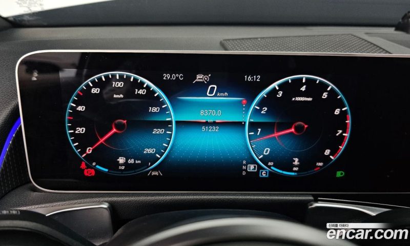 Mercedes Benz GLB-Class GLB220