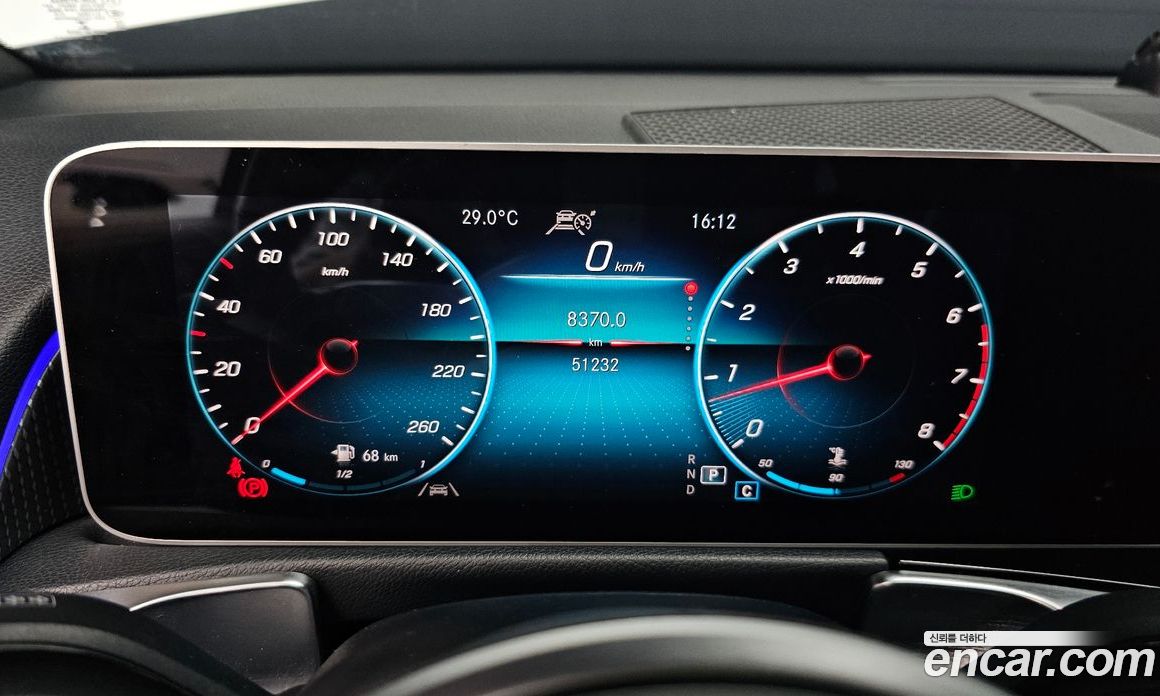 Mercedes Benz GLB-Class GLB220