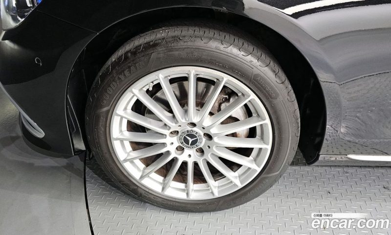 Mercedes Benz E-Class E220d 4MATIC Exclusive