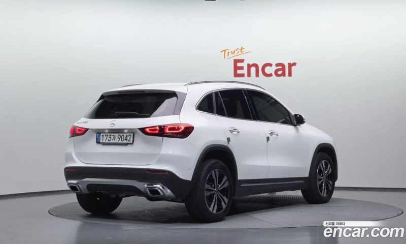 Mercedes Benz GLA-Class GLA220