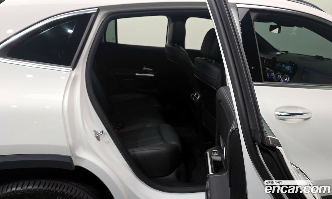 Mercedes Benz GLA-Class GLA220