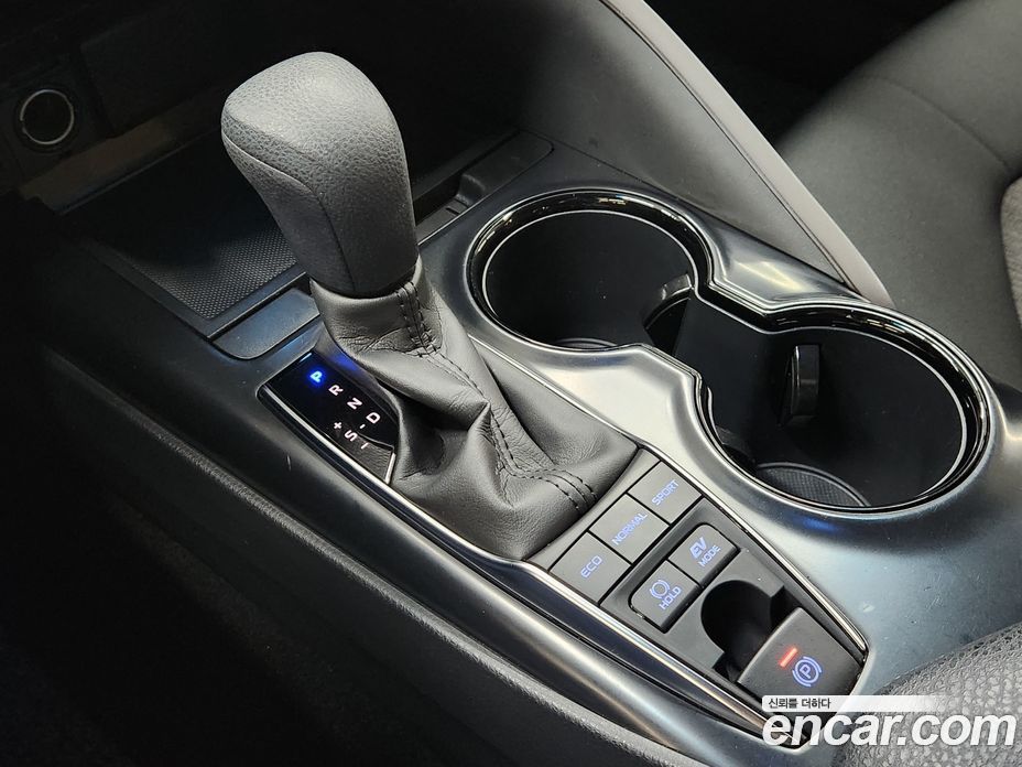 Toyota Camry 2.5 LE Hybrid