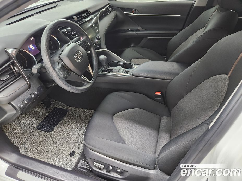Toyota Camry 2.5 LE Hybrid