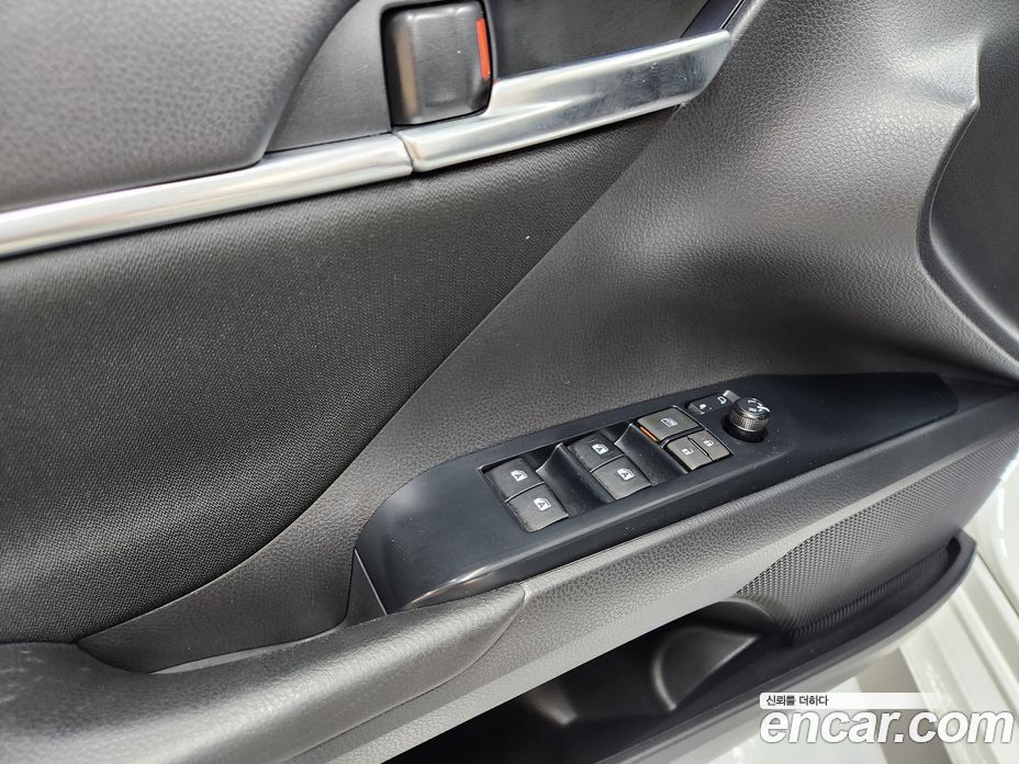 Toyota Camry 2.5 LE Hybrid