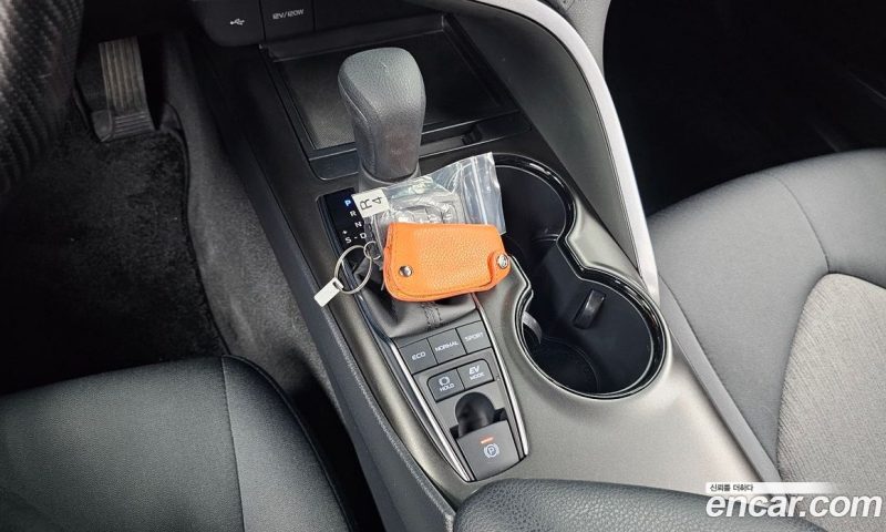 Toyota Camry 2.5 LE Hybrid