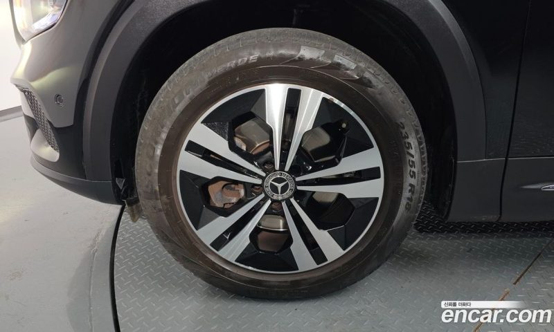 Mercedes Benz GLB-Class GLB220