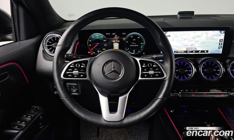 Mercedes Benz GLB-Class GLB220