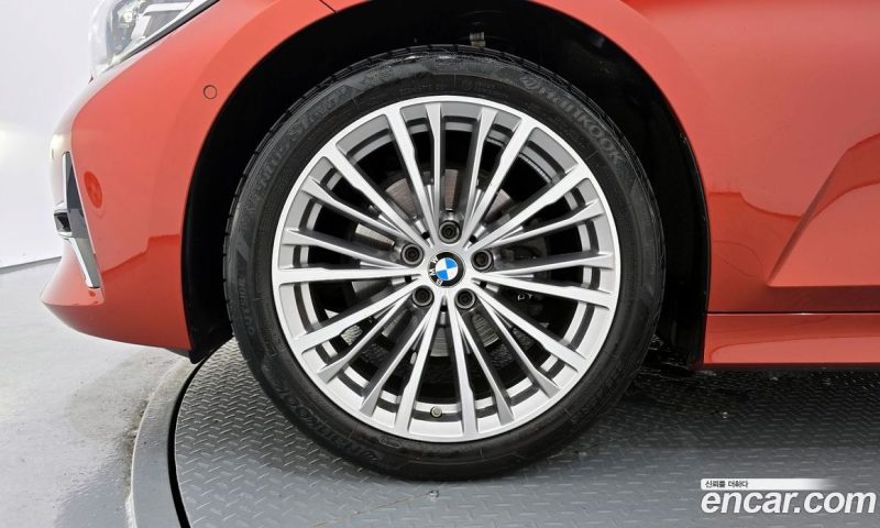 BMW 3-Series i320 Luxury