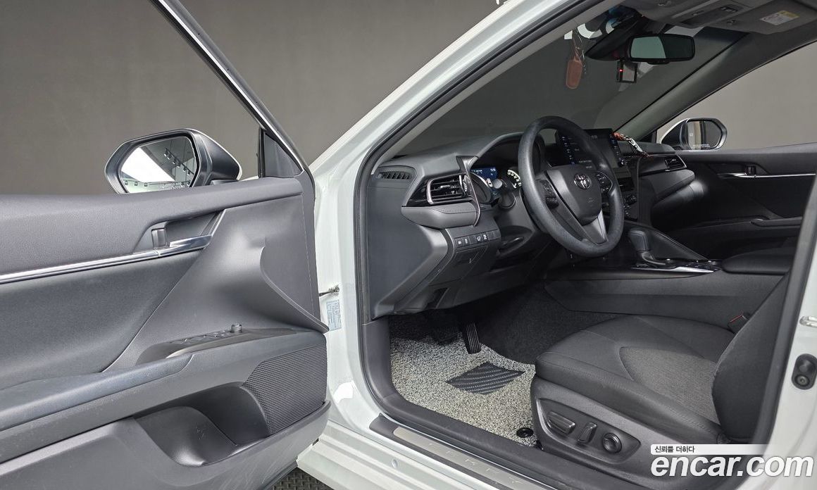 Toyota Camry 2.5 LE Hybrid