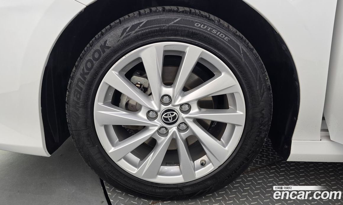 Toyota Camry 2.5 LE Hybrid