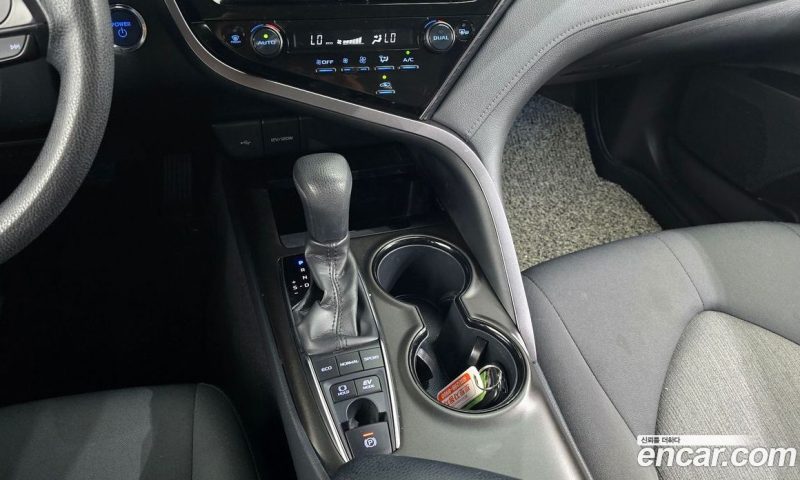 Toyota Camry 2.5 LE Hybrid