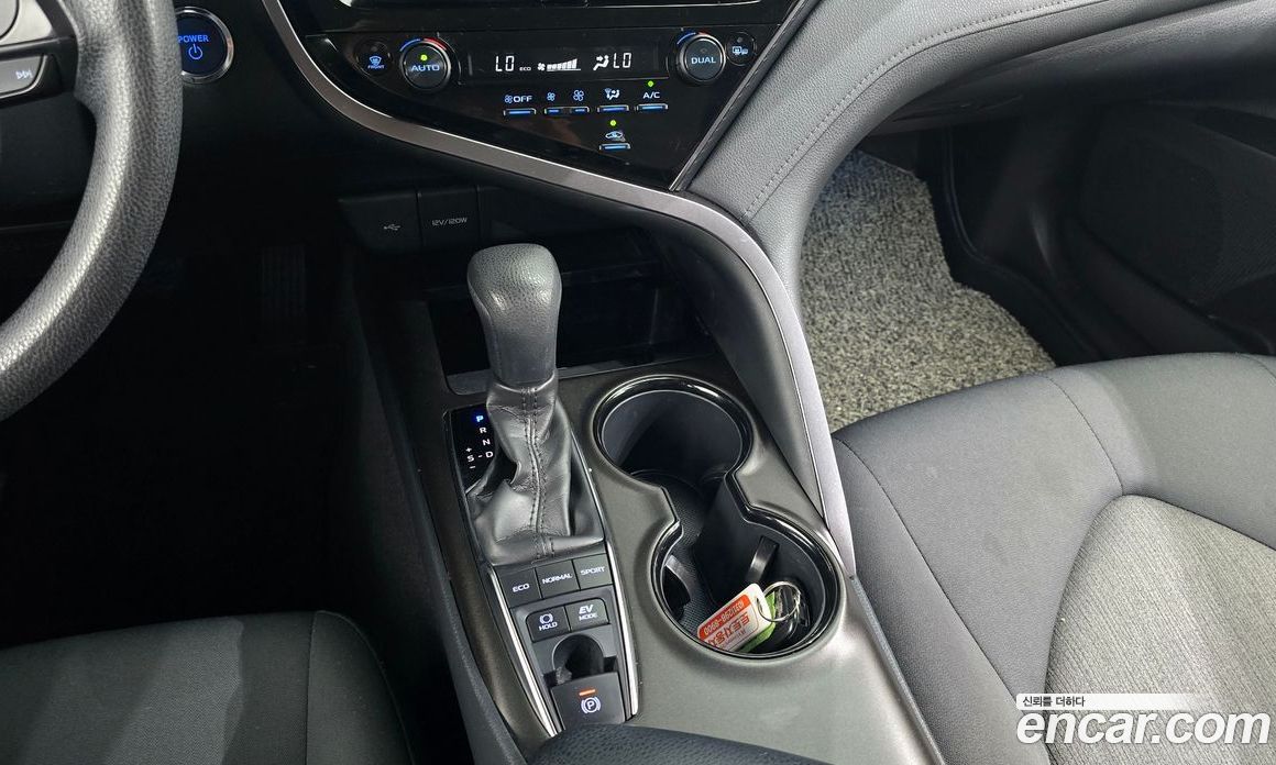 Toyota Camry 2.5 LE Hybrid
