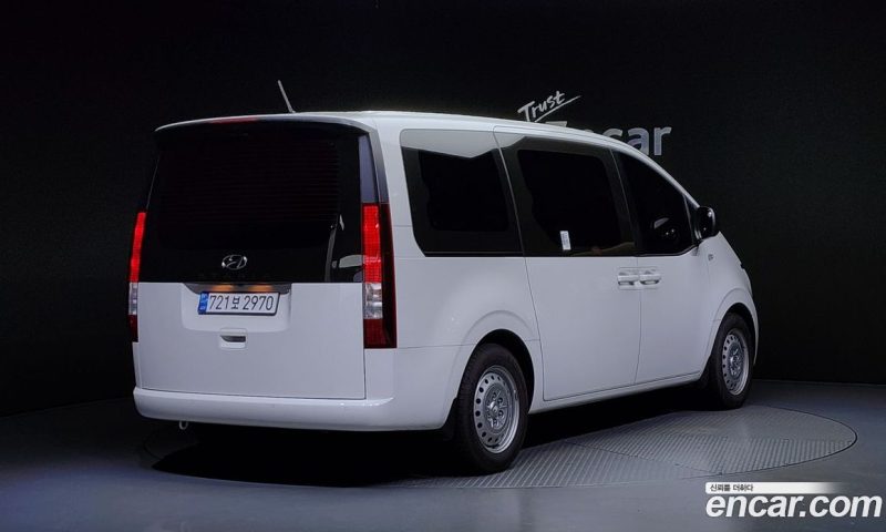 Hyundai Staria Tourer 11-Seater