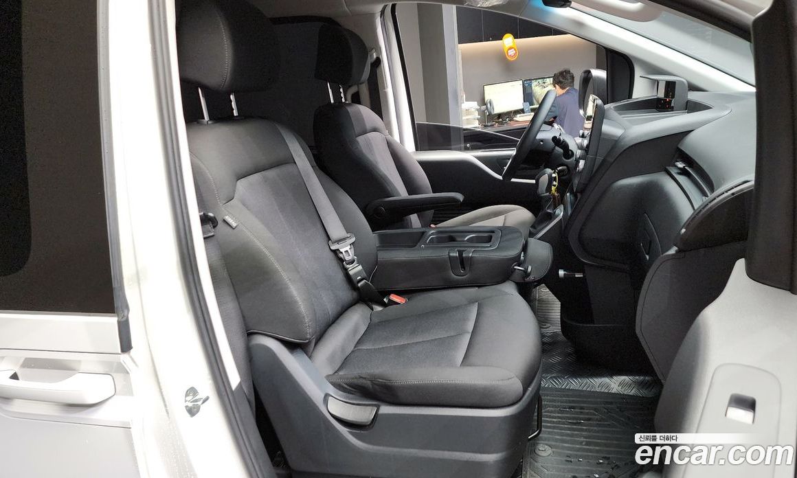 Hyundai Staria Tourer 11-Seater