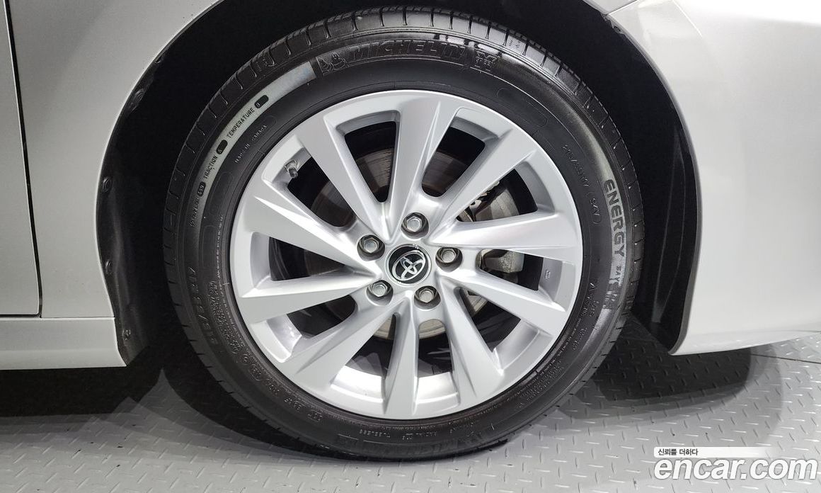 Toyota Camry 2.5 LE Hybrid
