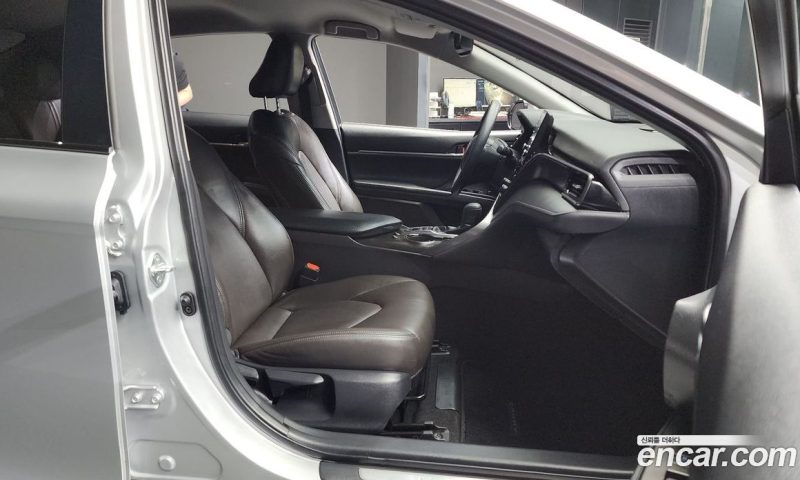 Toyota Camry 2.5 LE Hybrid