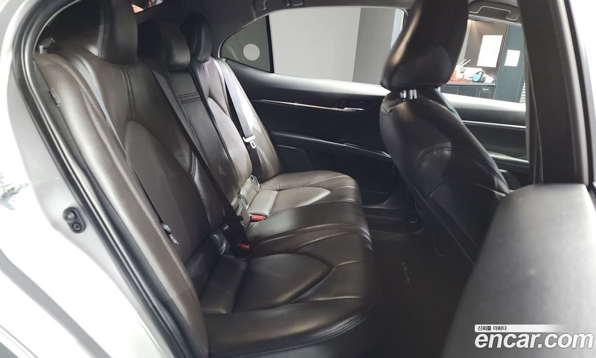 Toyota Camry 2.5 LE Hybrid