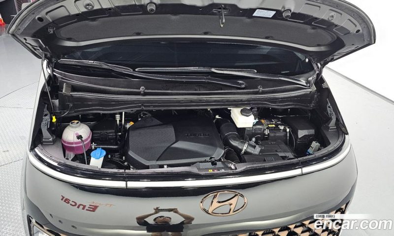 Hyundai Staria 4WD Lounge 9-Seater