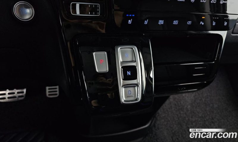 Hyundai Staria 4WD Lounge 9-Seater