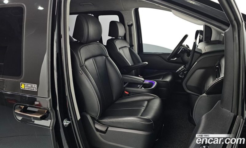 Hyundai Staria 4WD Lounge 9-Seater