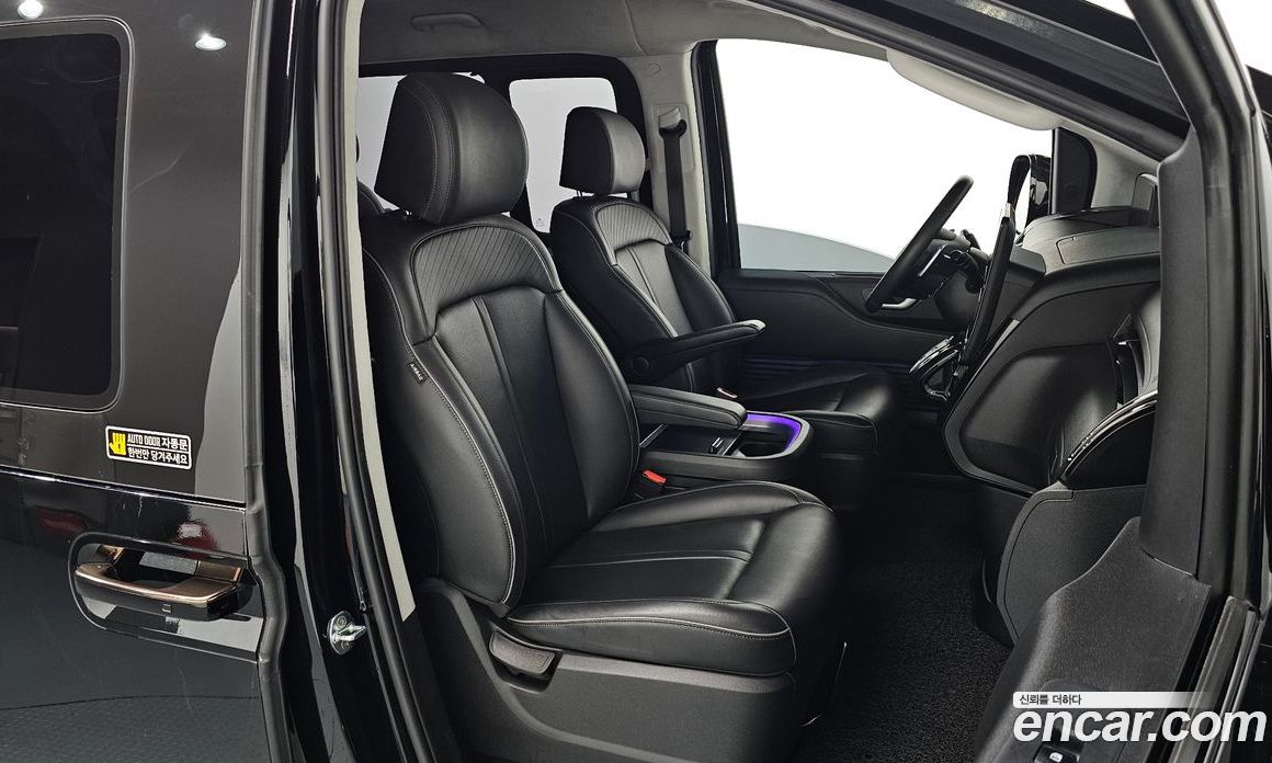 Hyundai Staria 4WD Lounge 9-Seater