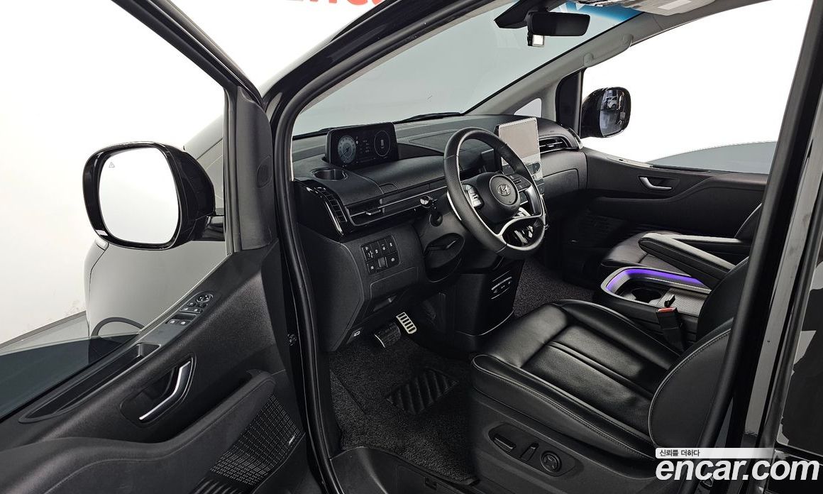 Hyundai Staria 4WD Lounge 9-Seater