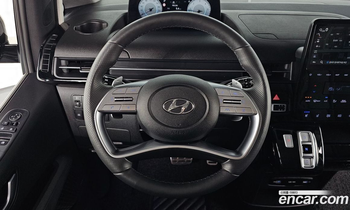 Hyundai Staria 4WD Lounge 9-Seater