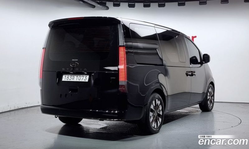 Hyundai Staria 4WD Lounge 9-Seater