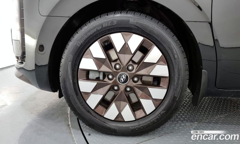 Hyundai Staria 4WD Lounge 9-Seater