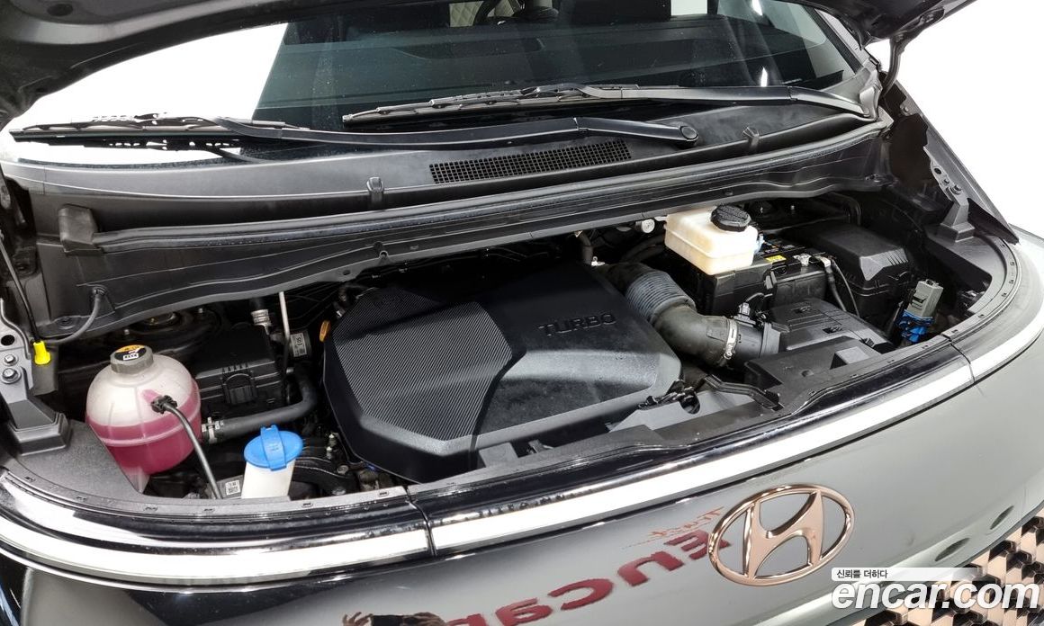 Hyundai Staria 4WD Lounge 9-Seater