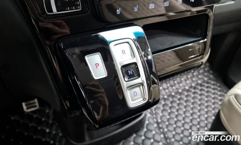 Hyundai Staria 4WD Lounge 9-Seater