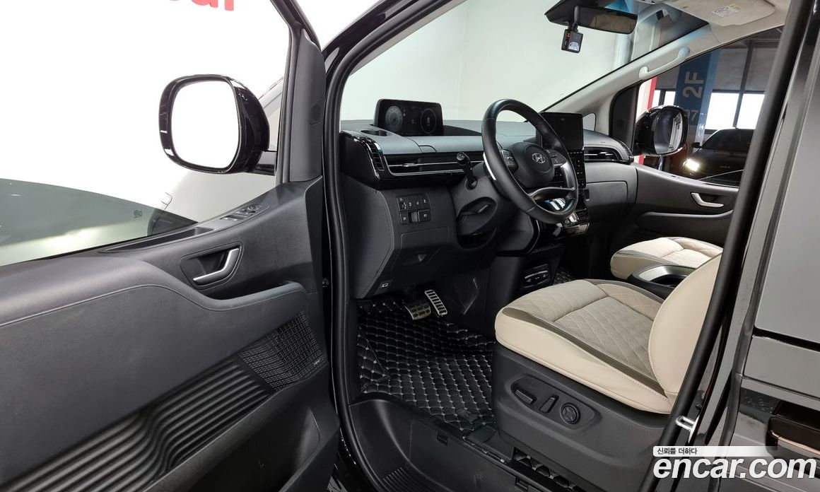 Hyundai Staria 4WD Lounge 9-Seater