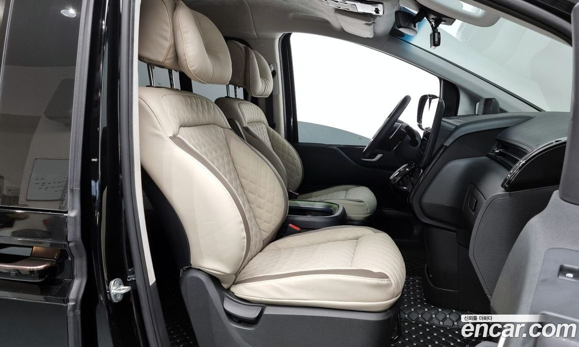 Hyundai Staria 4WD Lounge 9-Seater