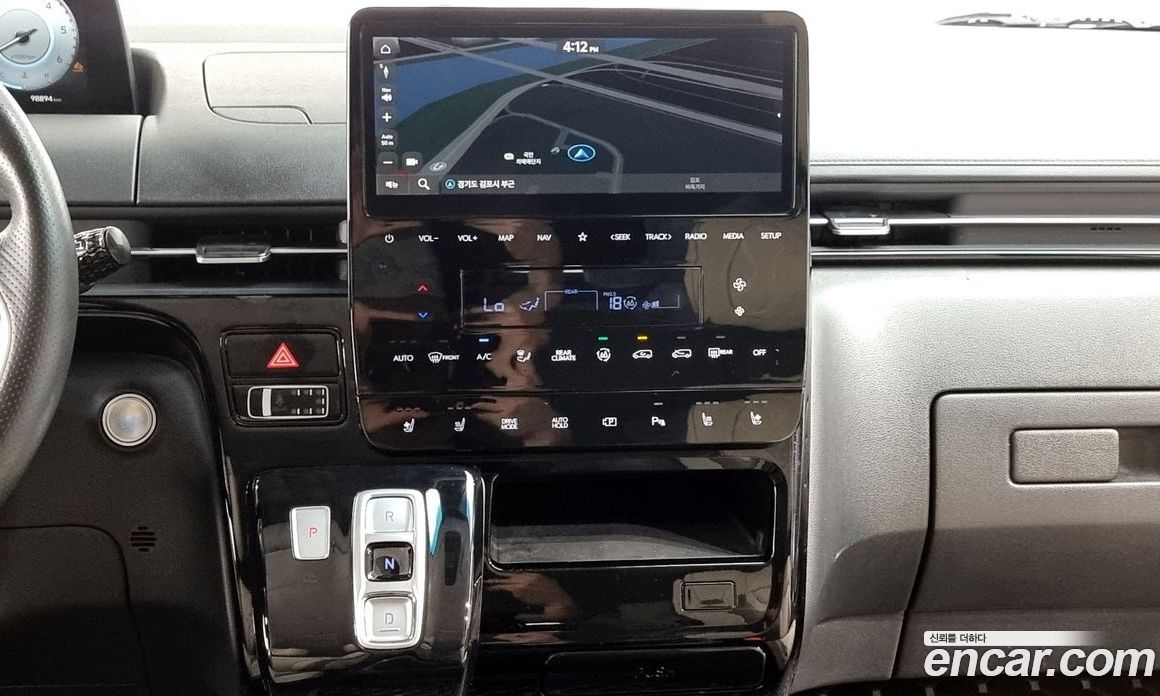 Hyundai Staria 4WD Lounge 9-Seater