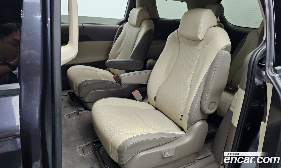Kia Carnival 9-Seater Noblesse