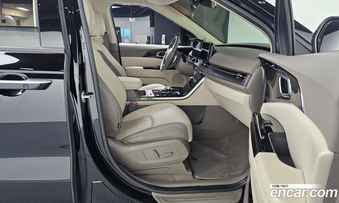 Kia Carnival 9-Seater Noblesse