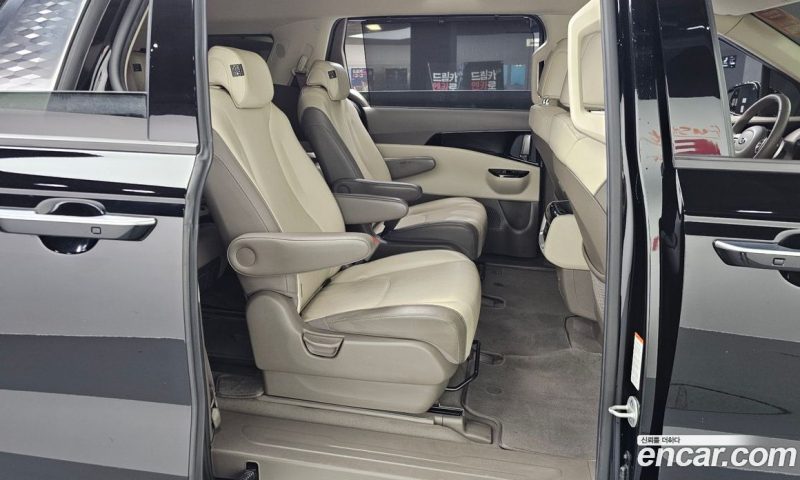 Kia Carnival 9-Seater Noblesse