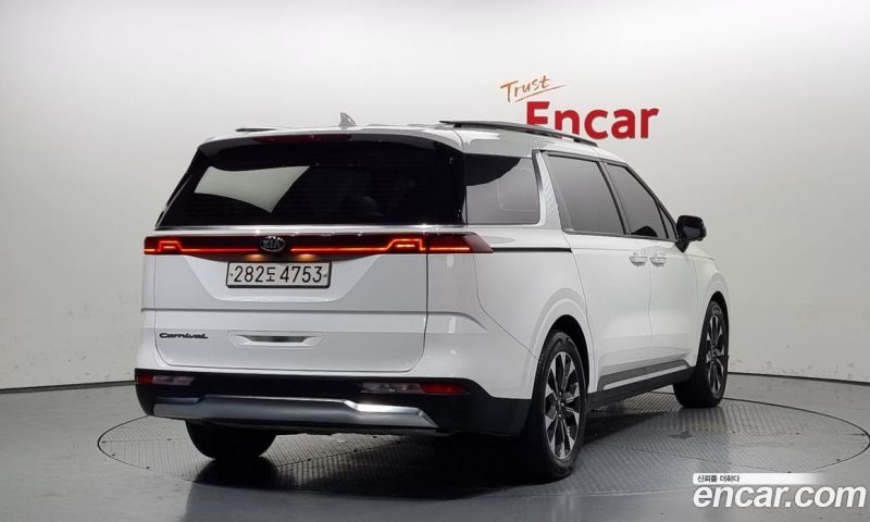 Kia Carnival 9-Seater Noblesse