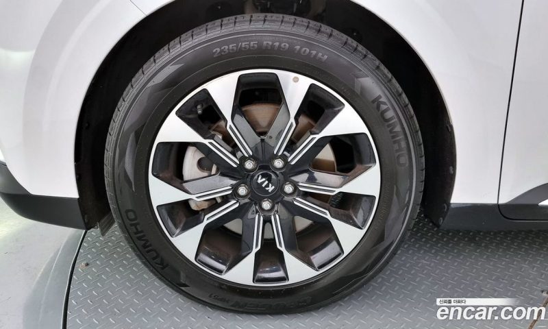 Kia Carnival 9-Seater Noblesse