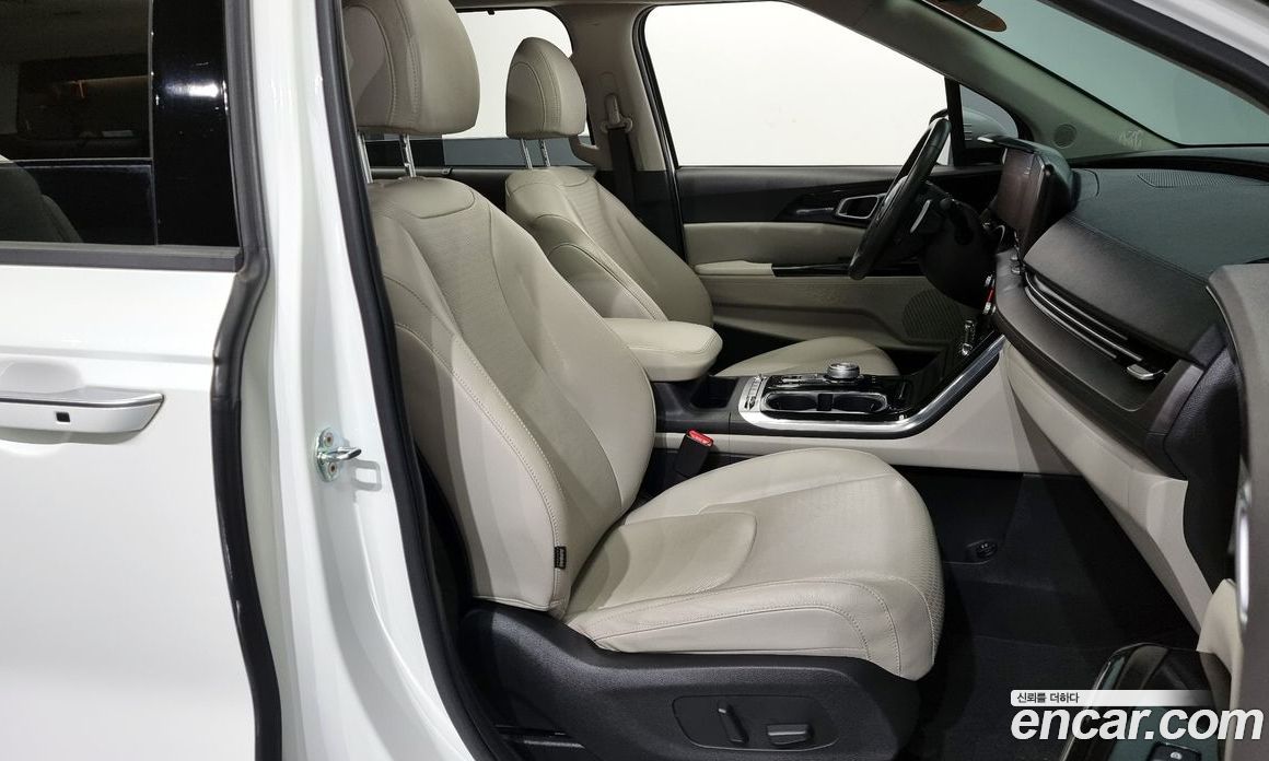 Kia Carnival 9-Seater Noblesse