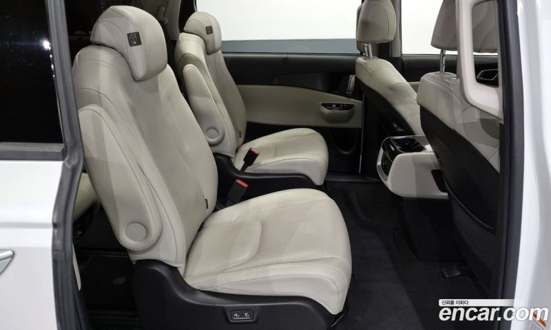Kia Carnival 9-Seater Noblesse
