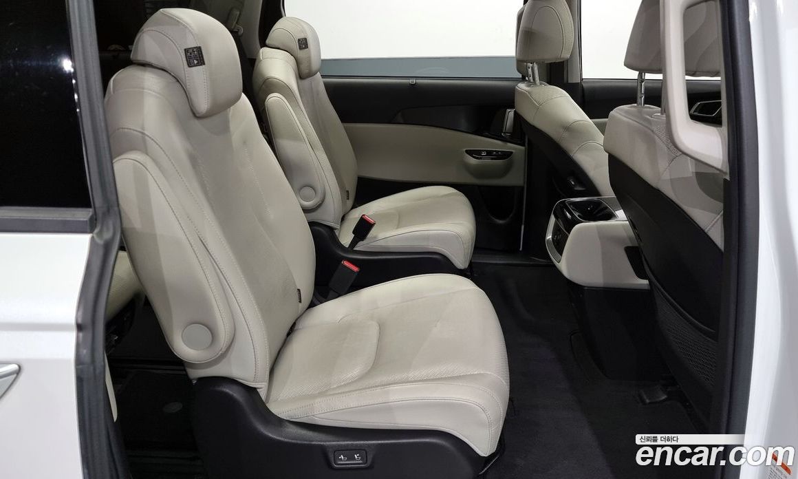 Kia Carnival 9-Seater Noblesse