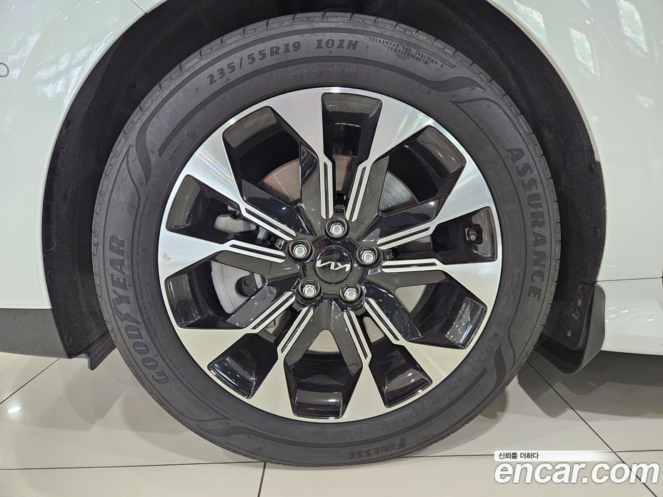 Kia Carnival 9-Seater Noblesse