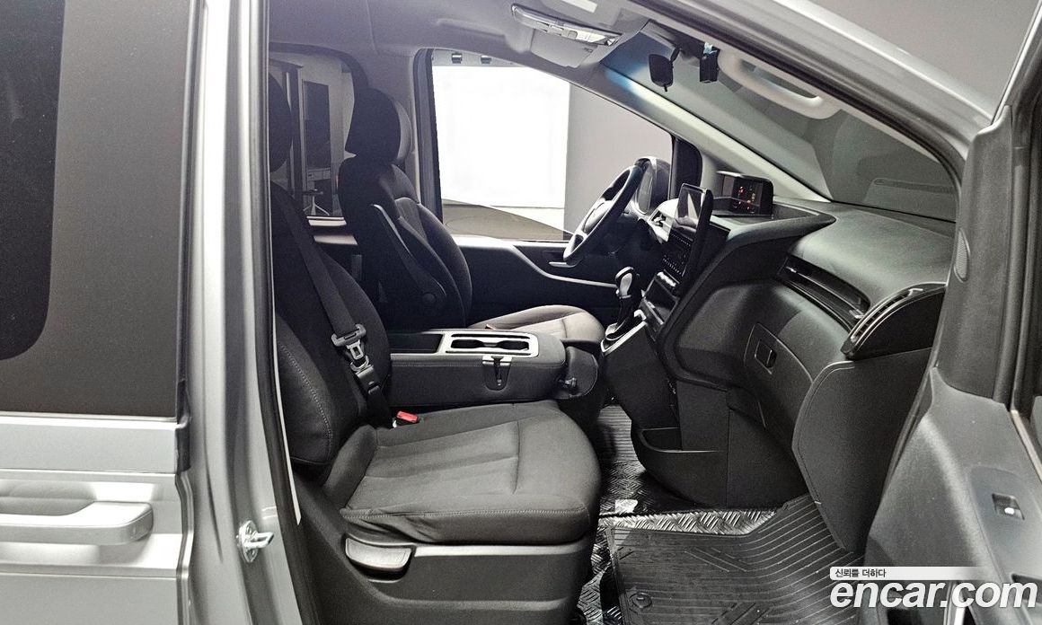 Hyundai Staria 4WD Tourer 11-Seater