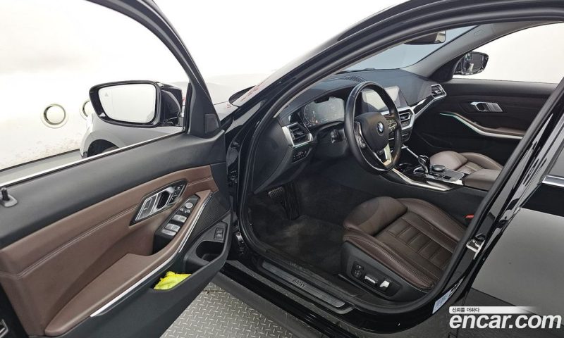 BMW 3-Series i320 Luxury