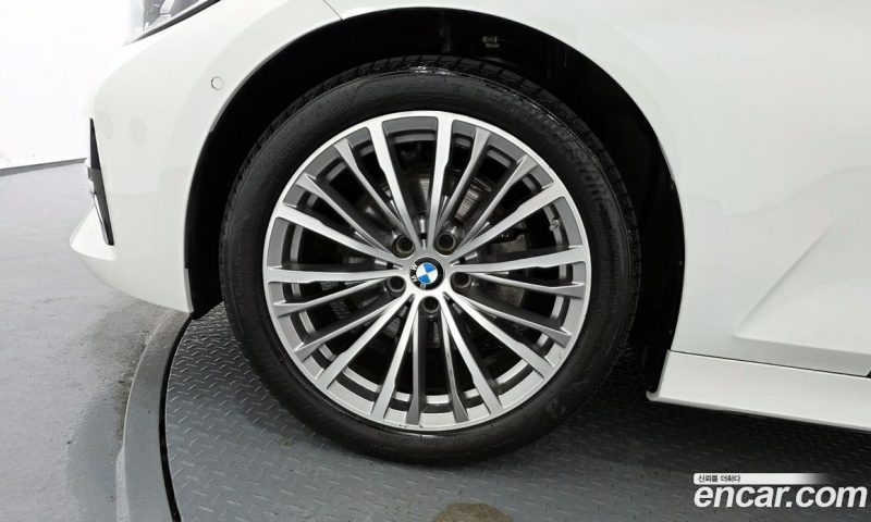 BMW 3-Series i320 Luxury