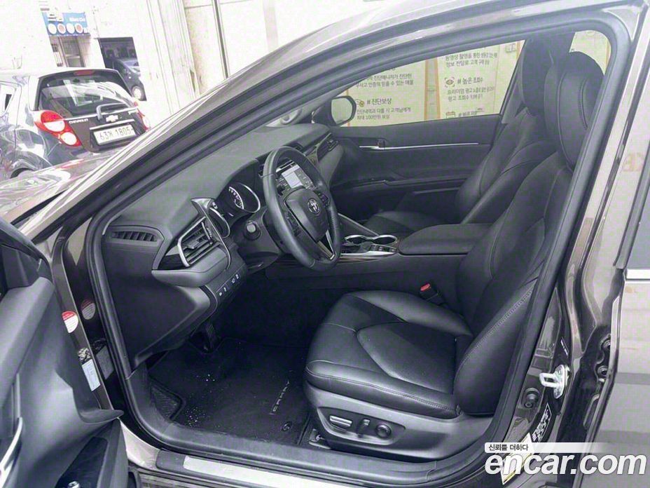 Toyota Camry 2.5 XLE Hybrid