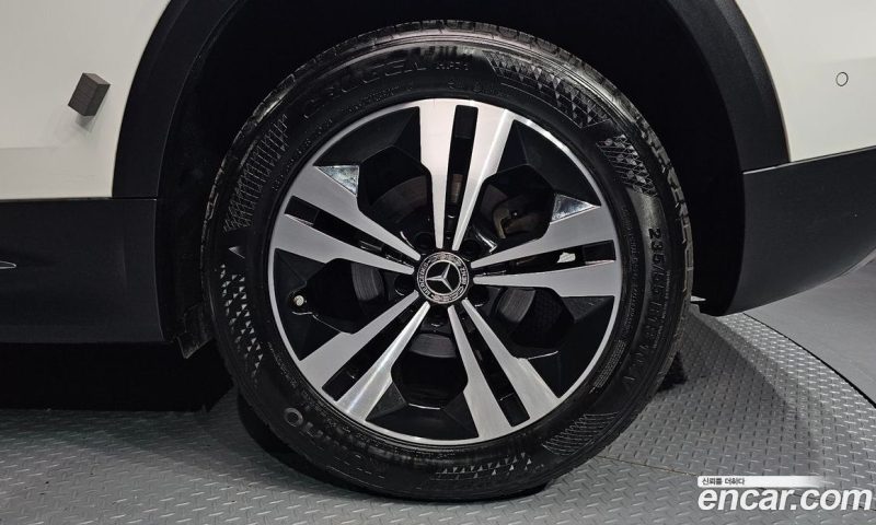 Mercedes Benz GLB-Class GLB220